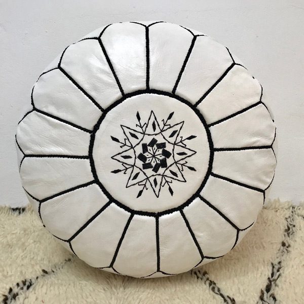 ▷ Puff de Cuero blanco con bordados negros - Made in Marruecos