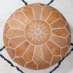 HERMOSO ASIENTO MARROQUI|POUF AUTENTICO DE CUERO COLOR CHOCOLATE BORDADO A MANO